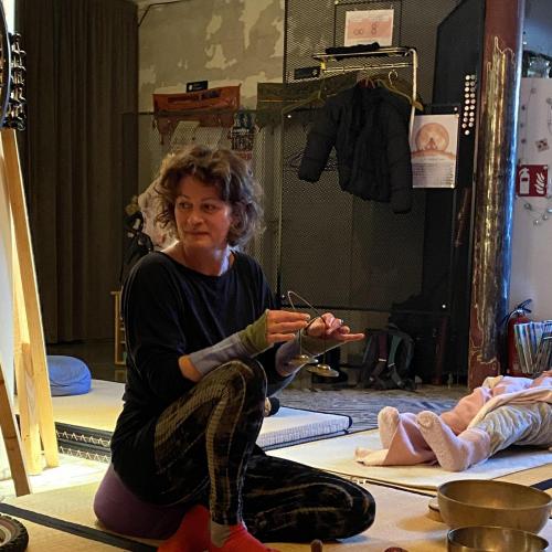 Hier ist ein Bild von der Klangschalenmeditation