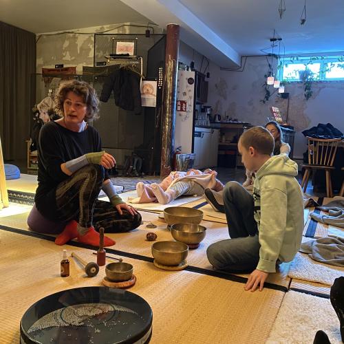 Johannes testet die Instrumente