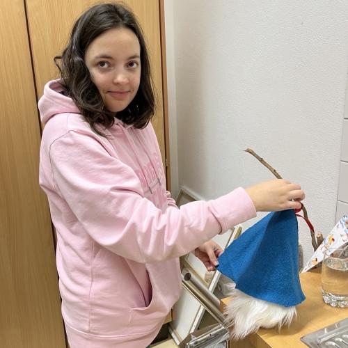 Aurelie beim Werken