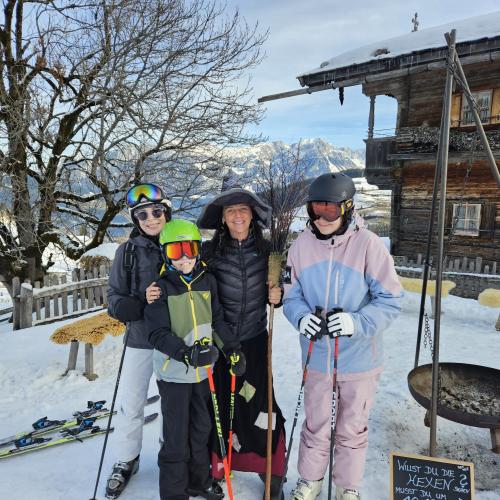 4 SchülerInnen bei der Wintersportwoche