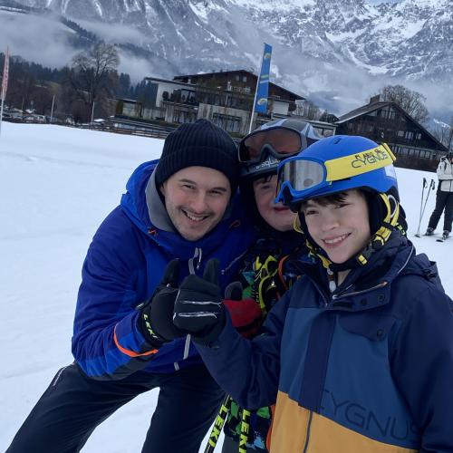2 Schüler mit Round tabler