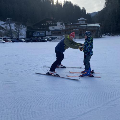 Schifahrer mit betreuer