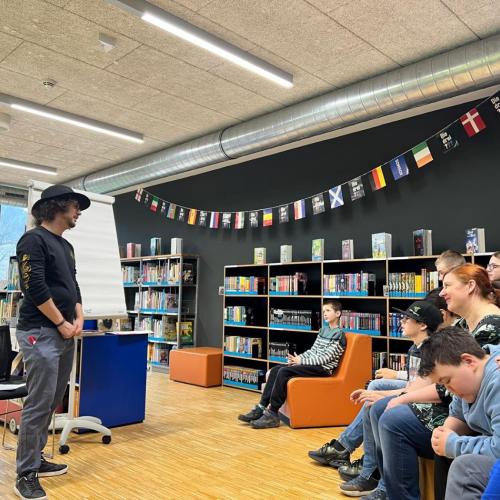 Tom und Schülergruppe