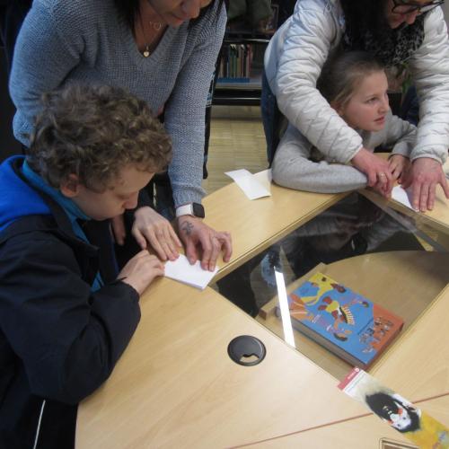 Schüler beim Basteln