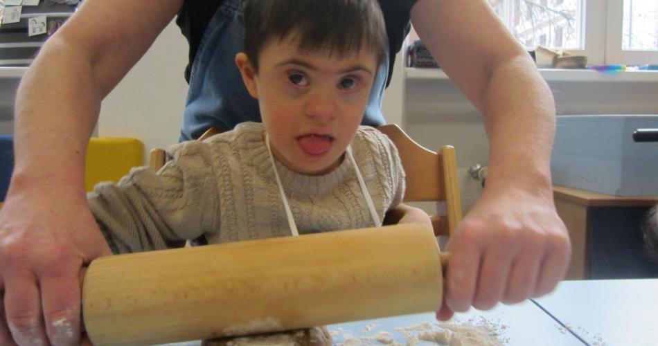 Emir beim Kekse backen